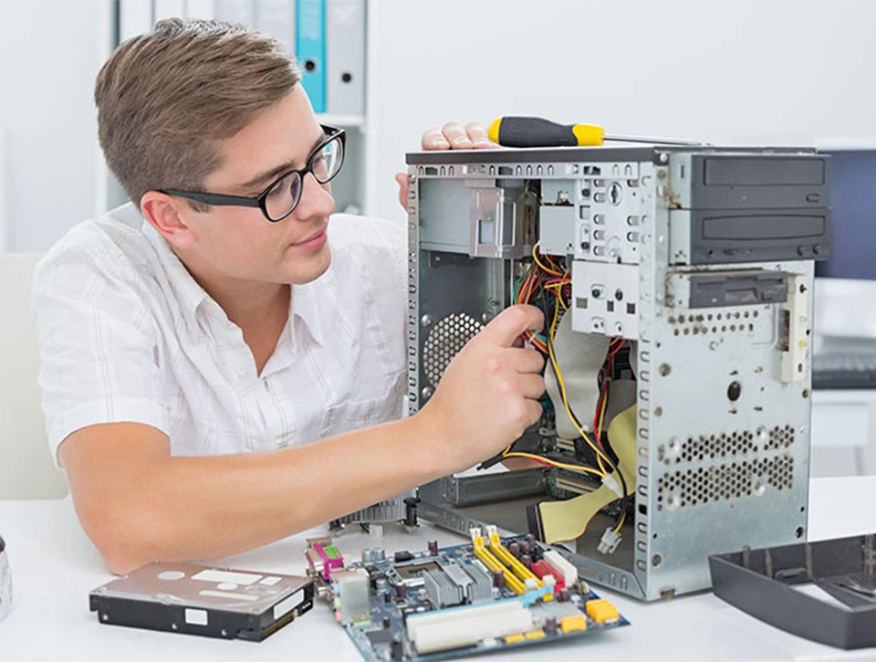 PC repair technician at computer shop in Ahmedabad